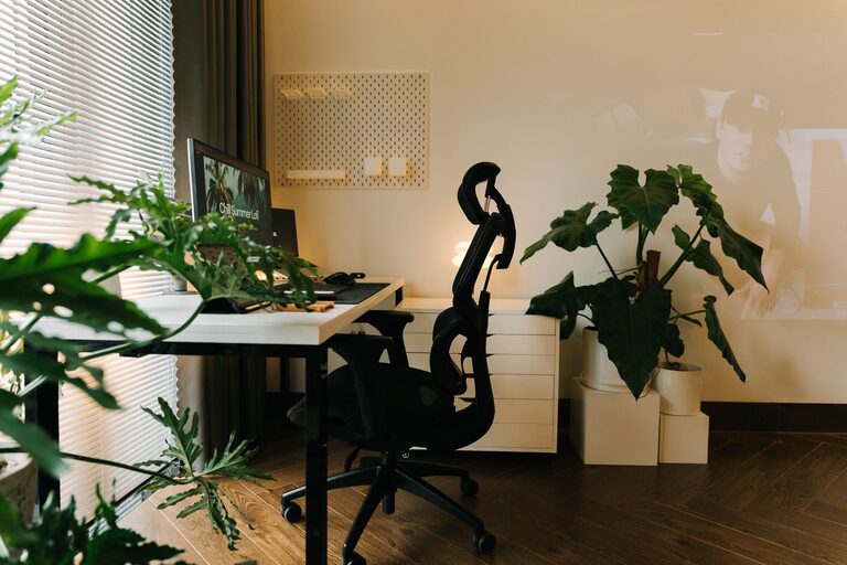 Consejos prácticos para un espacio de trabajo en casa eficiente y cómodo